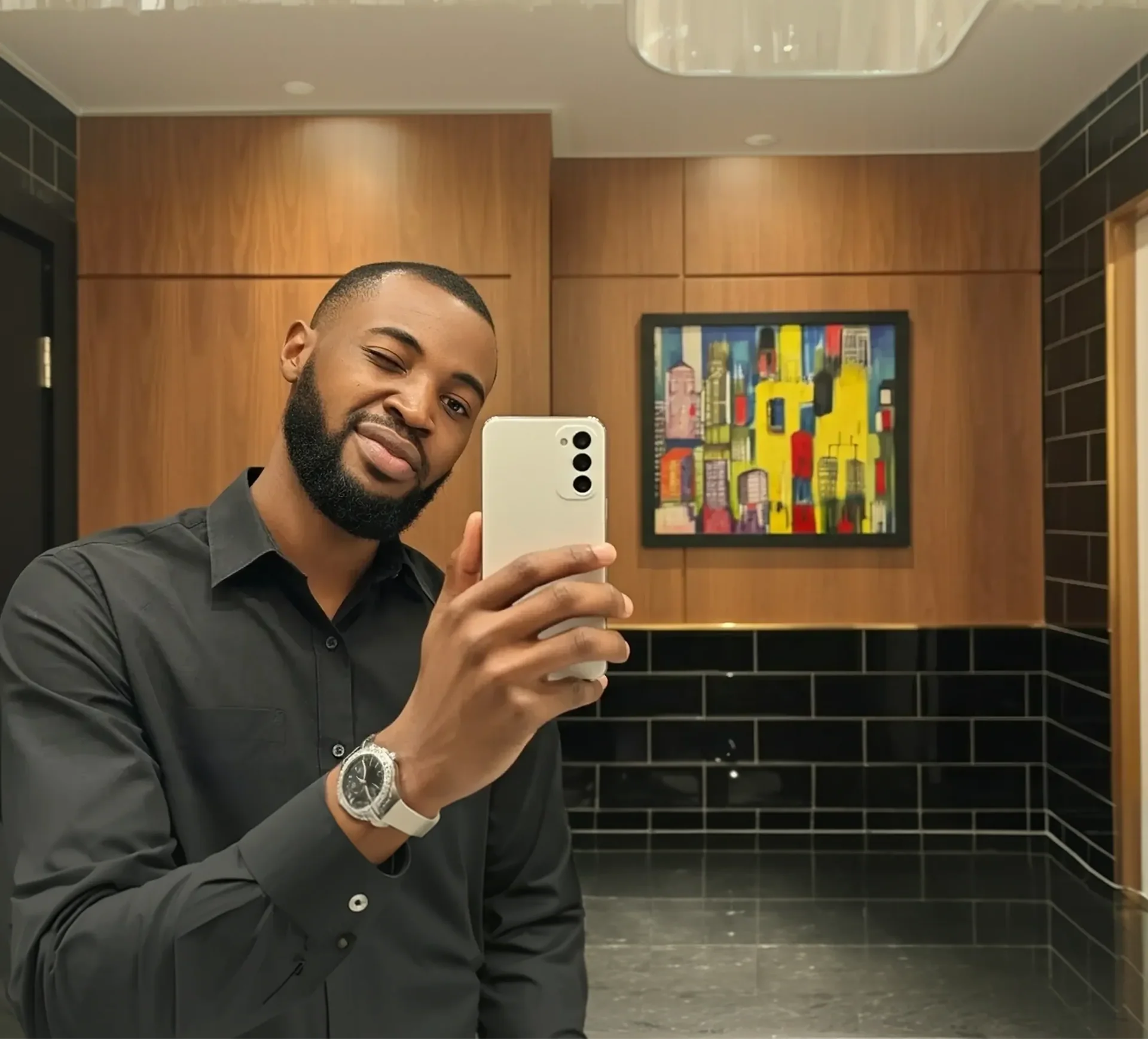 Veek taking a mirror selfie